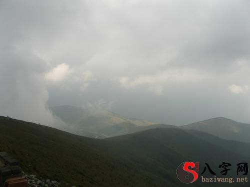 梦见登上山顶却下雨